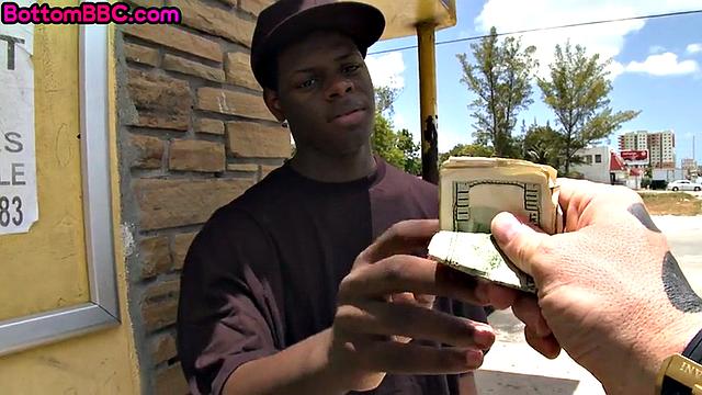 Смотри, как взрослый черный парень гнется ради быстрого секса с белым парнем за деньги!