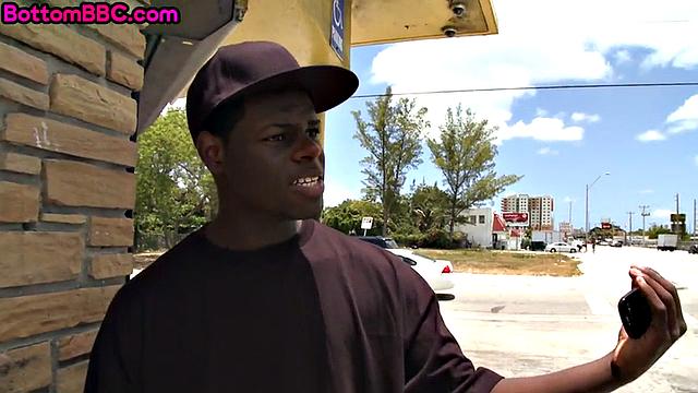 Смотри, как взрослый черный парень гнется ради быстрого секса с белым парнем за деньги!