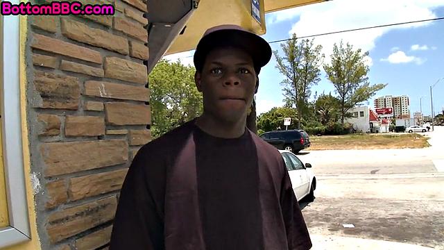 Смотри, как взрослый черный парень гнется ради быстрого секса с белым парнем за деньги!