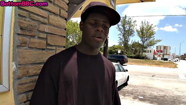 Fooled thug bending for white lad