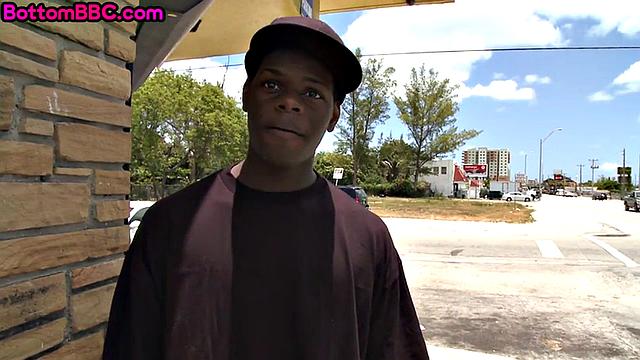 Смотри, как взрослый черный парень гнется ради быстрого секса с белым парнем за деньги!
