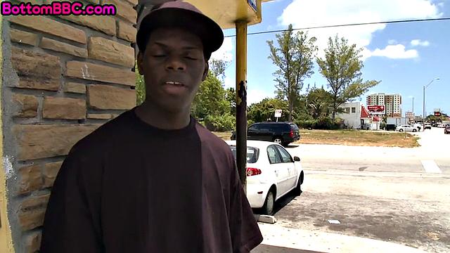 Смотри, как взрослый черный парень гнется ради быстрого секса с белым парнем за деньги!