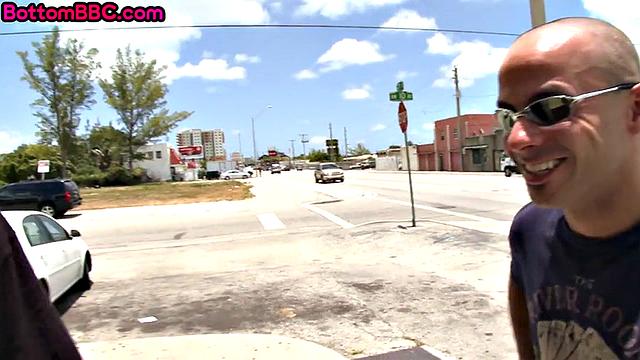 Fooled thug bending for white lad