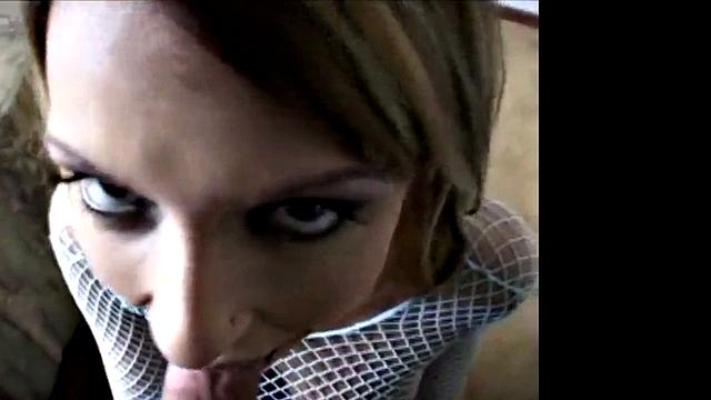 блондинистая развратница сосет и получает залп спермы крупным планом