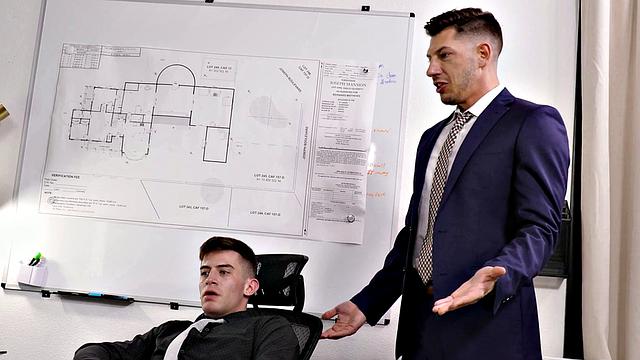 начальник ловит Тревора на мастурбации и жёстко трахает его на столе