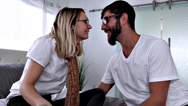 блондинка в очках сосёт и трахается с парнем на кровати