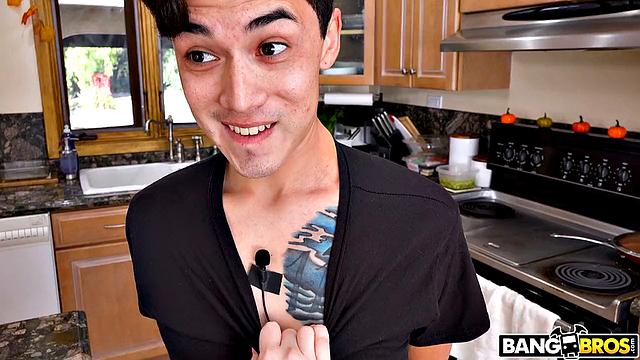 Ариетта ловит отчима за подглядыванием и отрабатывает минетом, чтобы не донёс маме.