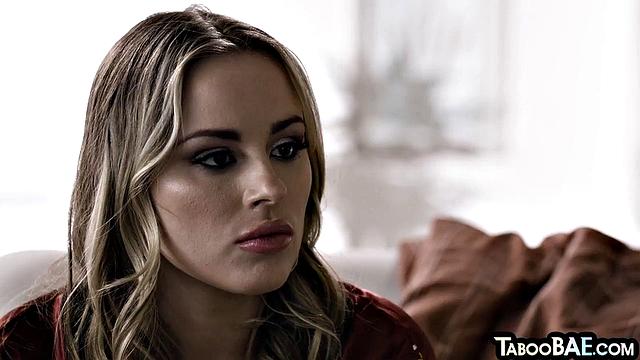 Две зрелые в чулках скачут на члене втроём перед минетом.