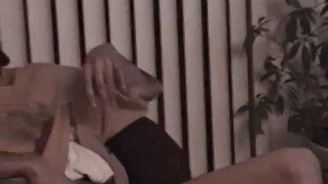 Энрике сосет член и получает сперму на лицо от взрослого мужчины-гомосексуала.