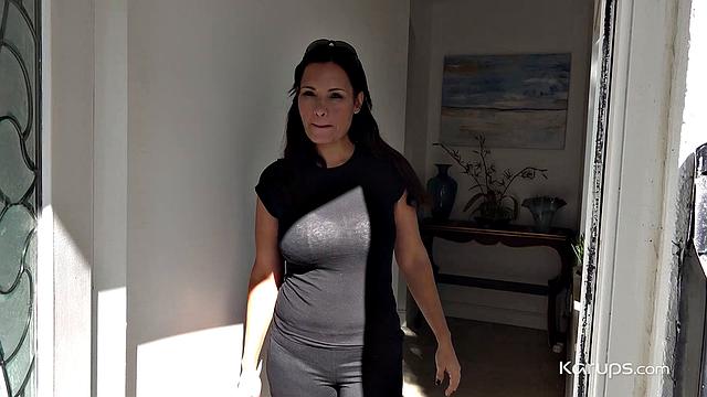 Nikki Starlet страстно ебется с мужиком на камеру, не сдерживая стоны удовольствия.