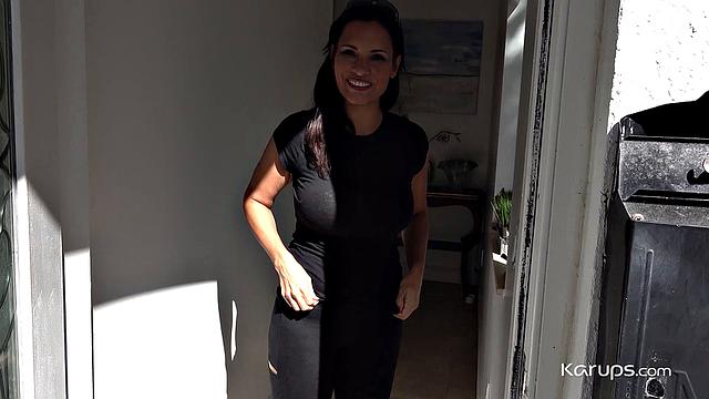 Nikki Starlet страстно ебется с мужиком на камеру, не сдерживая стоны удовольствия.