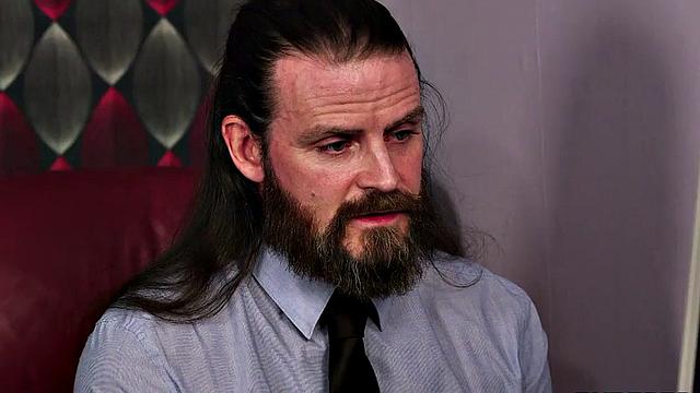 девушки в платьях по очереди сосут другу на капоте