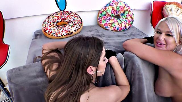 Надя Лондон получает жаркий анальный кайф