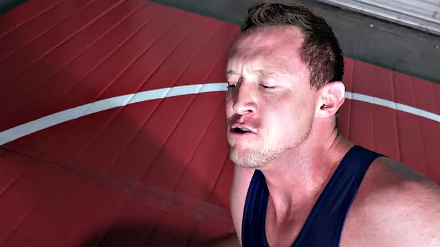 жаркий друг по команде трахает борца после проигрыша