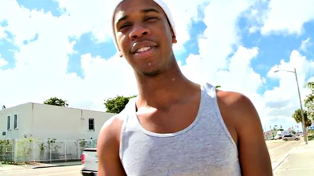 чёрный аматор трахается на улице