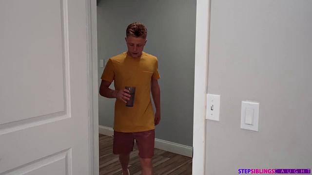 Giving Stepbro The D**k - S25:E10