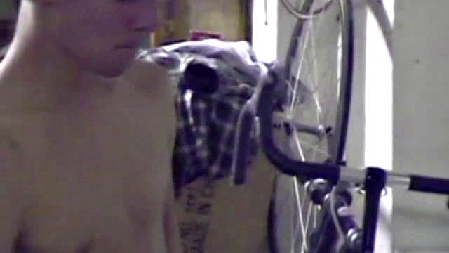 Джейден дрочит и заливает всё спермой, аж пальцы трясутся