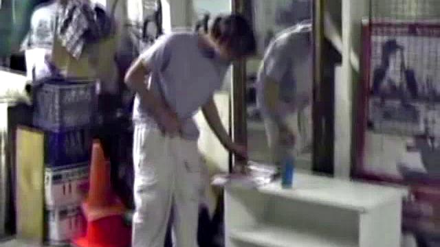 Джейден дрочит и заливает всё спермой, аж пальцы трясутся