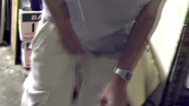 Джейден дрочит и заливает всё спермой, аж пальцы трясутся