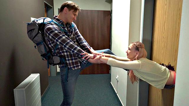 подтянутая милфа с маленькой грудью застряла в двери и получает жёсткое двойное трахание