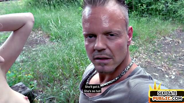 немка с гладкой киской глубоко сосет и скачет на члене на улице