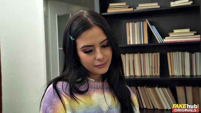 Мария и Дафна сосут член Майкла в библиотеке и получают сперму на лицо.