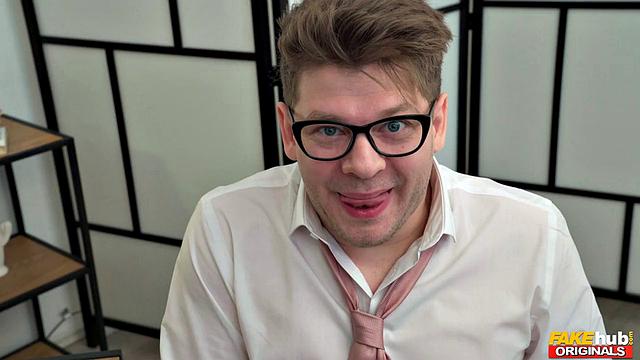 Мария и Дафна сосут член Майкла в библиотеке и получают сперму на лицо.