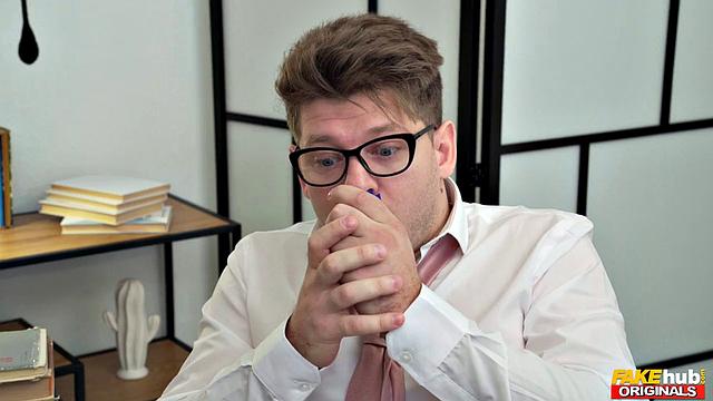 Мария и Дафна сосут член Майкла в библиотеке и получают сперму на лицо.