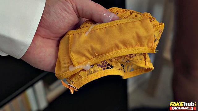 Мария и Дафна сосут член Майкла в библиотеке и получают сперму на лицо.