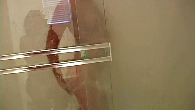 Стройная блондинка Austin трогает свою грудь в душе и дразнит перед камерой в pov стиле.