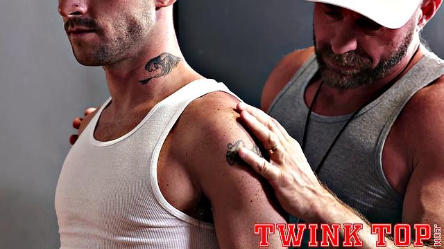 мускулистый парень в форме сосёт и получает по полной от волосатого
