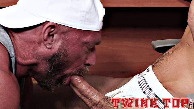 мускулистый парень в форме сосёт и получает по полной от волосатого