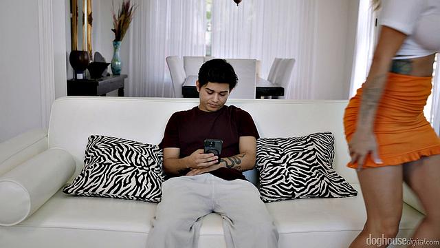 Зрелая блондинка устроила жаркую измену с большим кремпаем, пока муж не видит!