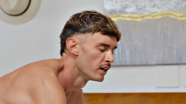 Muscled eager jock fucks greedy asshole at home