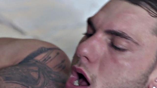 голый зад и белый член - без резины, зато весело