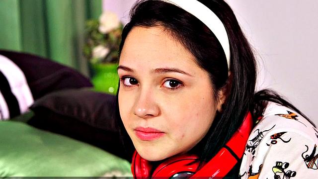 брюнетка с жадностью сосёт и умоляет трахнуть поглубже