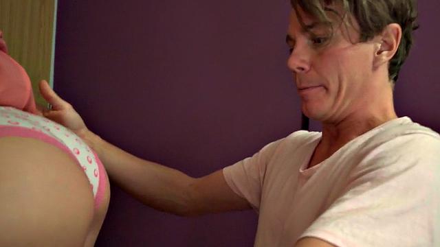 похотливая ученица трахается с инструктором в машине