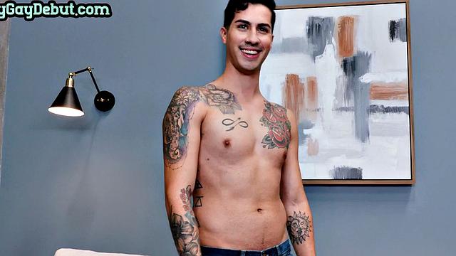 Amateur stud first time jerks and cums after the casting