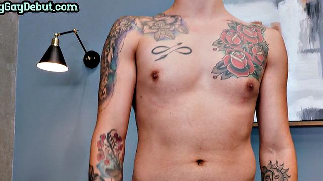 Amateur stud first time jerks and cums after the casting