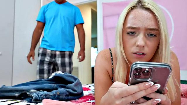 Нахальная блондинка в очках крутит догги-стайл с отчимом, чуть ли не теряет очки