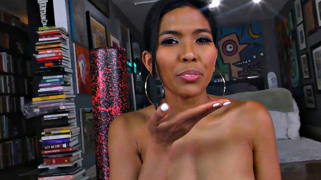 азиатская милфа сосёт и катается после йоги