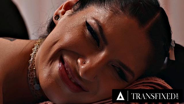 TRANSFIXED - Nearsighted Masseuse Kenna James's Touch Turns On amous Influencer Zariah Aura