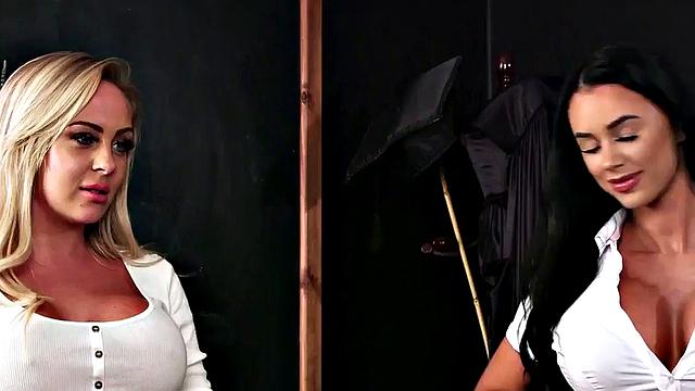 пышногрудые вуайеристки раздеваются и смотрят, как саб дрочит