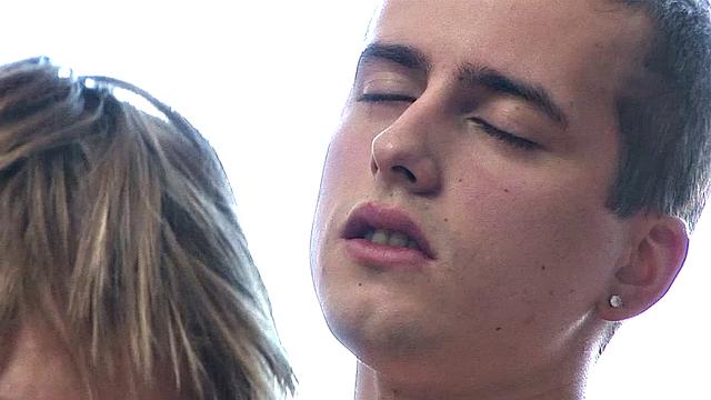 денис кляйн жадно сосёт и принимает голый член марио луны глубоко