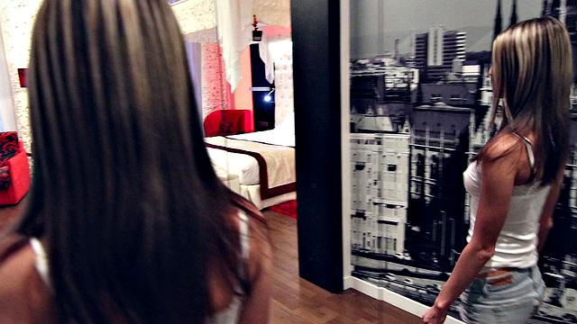 худая студентка смеётся - а хуй всё лезет глубже