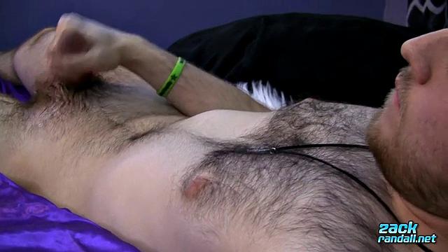 Вуди Джонсон дрочит свой волосатый член