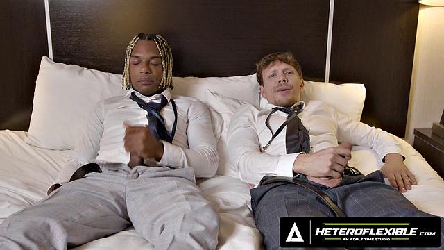 Два уставших гей-коллеги, один номер - Адриан Харт и Итан Чейз выясняют, что делать, пока рейс задержан - варианты неожиданно приятные.