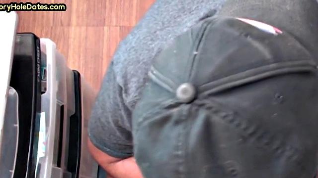 папашка у самодельной дырки: влез без стеснения и получил по полной