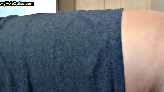 папашка у самодельной дырки: влез без стеснения и получил по полной