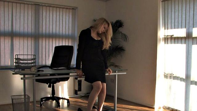 строгая госпожа в офисе топчет и хлещет своего раба